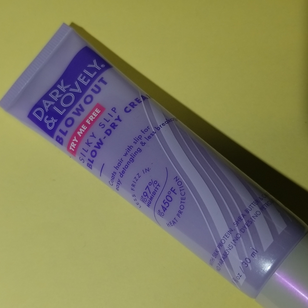 4/25 bundle item. Dark & Lovely Blowout Cream